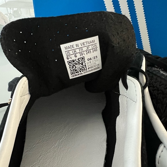 Shoes Adidas unisex new with box - Picture 2 of 4